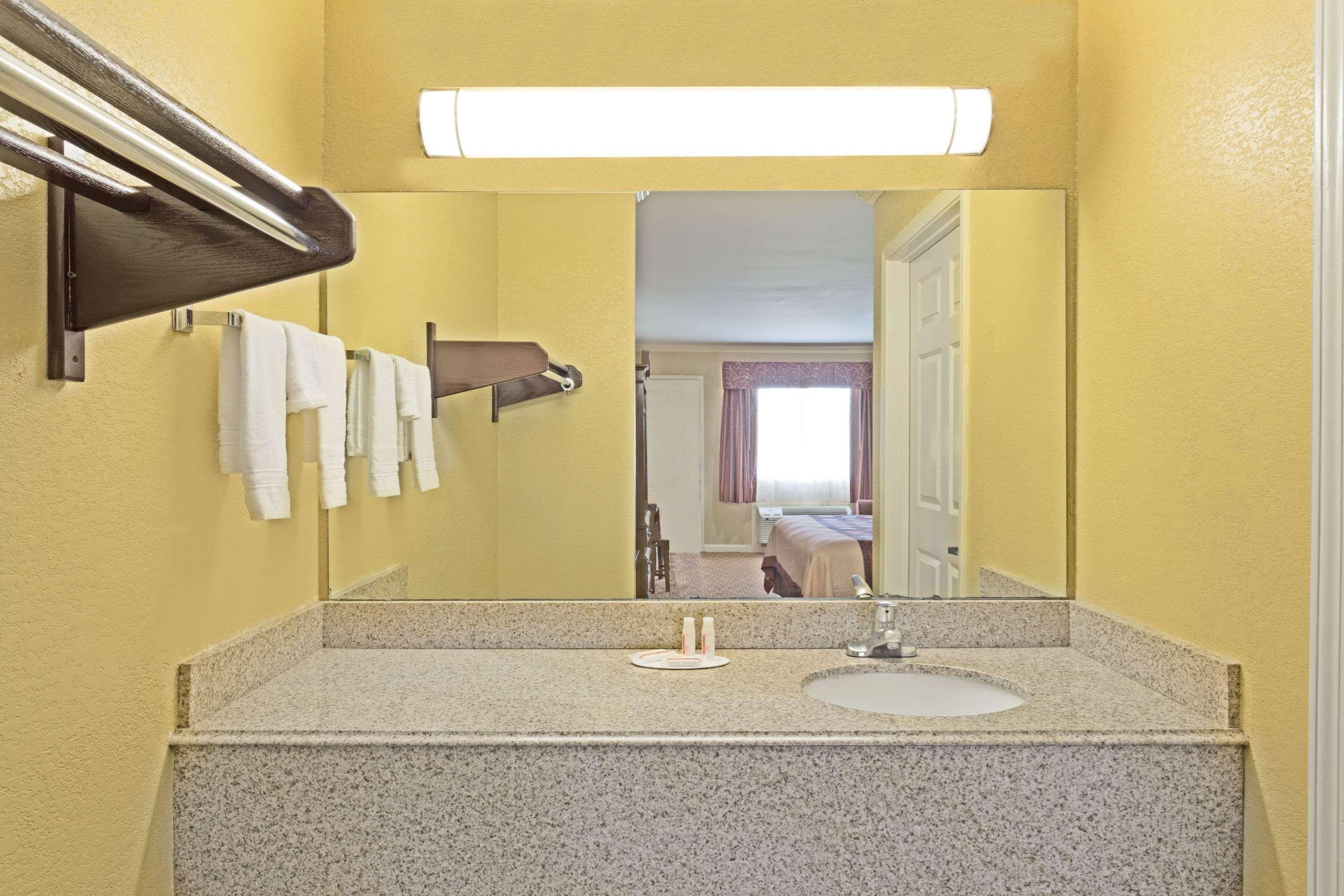 Super 8 By Wyndham Covington Hotell Exteriör bild